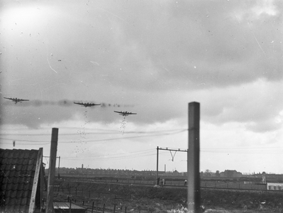 831765 Afbeelding van laagvliegende Amerikaanse B-17 (Flying Fortress) vliegtuigen, boven het afwerpterrein ...